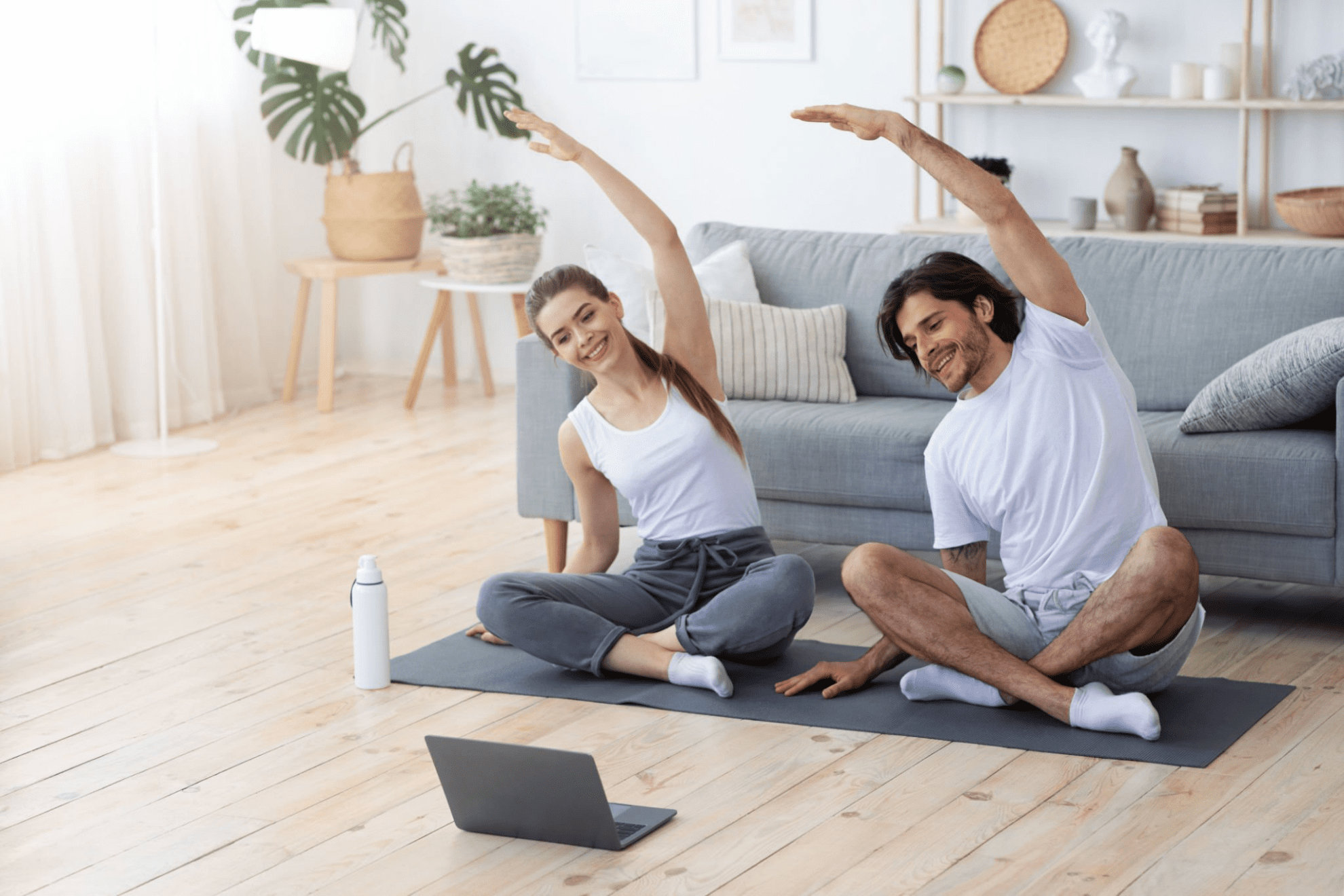 rutina de yoga en pareja